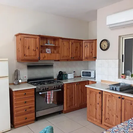 Spacious 2 Bedroom Flat Close To Sea And Tourism Hub *