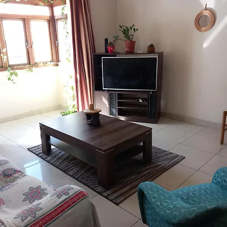 Spacious 2 Bedroom Flat Close To Sea And Tourism Hub *